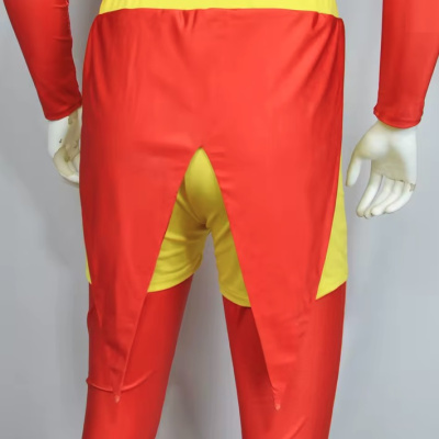Roupa de cosplay vermelha e amarela com design peculiar na parte traseira em mannequin