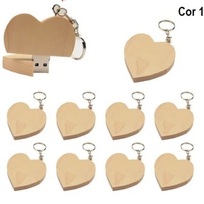 Pen drives em forma de coração de madeira clara com chaveiros metálicos