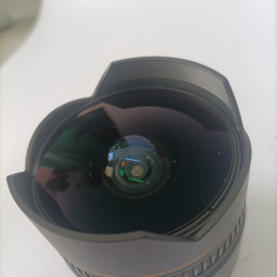 Lente fotográfica grande angular preta com vidro arredondado e etiqueta DX