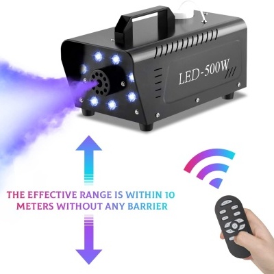 Máquina de fumos preta com luzes LED e controlo remoto emitindo fumo azul