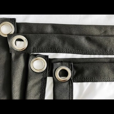 Cortina preta com argolas metálicas em foco