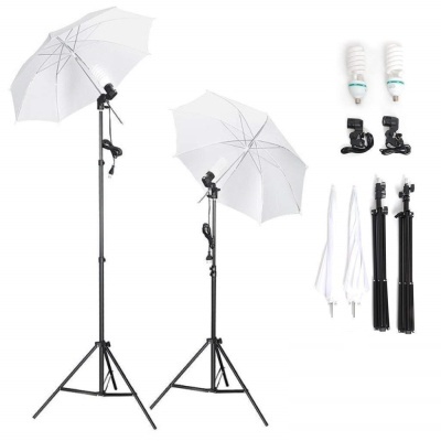 Kit de iluminação fotográfica com tripés, sombrinhas brancas e lâmpadas espirais