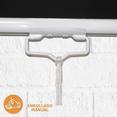 Trilho e puxador de cortina branco com cordão pendurado e texto ENROLLADO MANUAL.