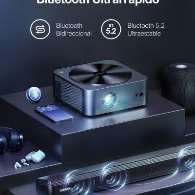 Projetor cinzento com acessórios eletrónicos e texto promocional Bluetooth.