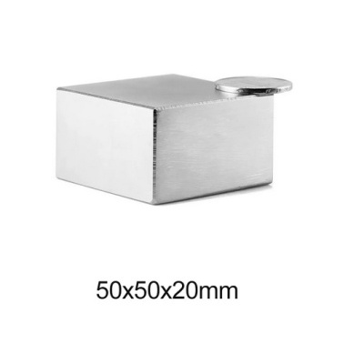 Bloco metálico prateado com moeda em cima e texto 50x50x20mm