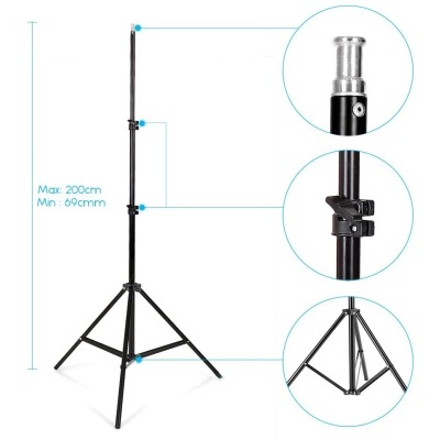 Tripé preto regulável de 69 cm a 200 cm com fechos e suporte, sobre fundo branco