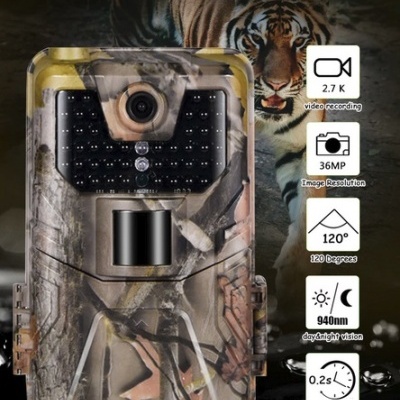 Câmara de caça camuflada com sensor e LEDs, com fundo de tigre e ícones de especificações