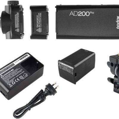 Equipamento fotográfico Godox AD200Pro com acessórios preto sobre fundo branco.