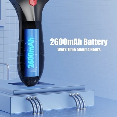 Dispositivo preto com bateria azul e texto de capacidade e tempo de trabalho sobre fundo azul