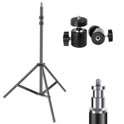 Tripé de estúdio fotográfico preto com acessórios em fundo branco