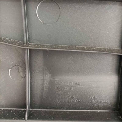 Componente preto em plástico com inscrições e divisões internas