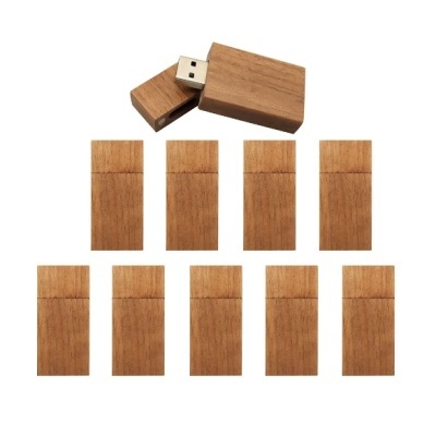 Dez pen drives USB em madeira castanha, um com tampa removida mostrando conector USB