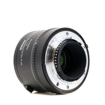 Lente de câmera Nikon AF-S Teleconverter TC-14E III 1.4x em fundo branco