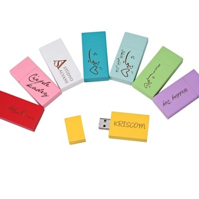Pen drives coloridos com texto KRISCOM no amarelo