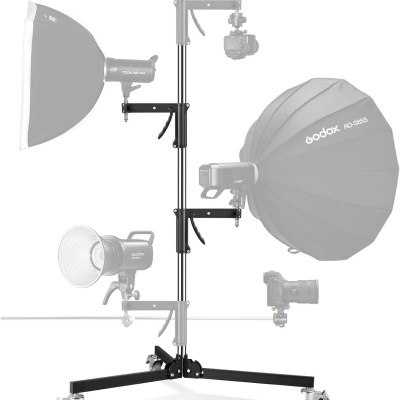 Suporte metálico para equipamentos fotográficos com rodas e braços ajustáveis