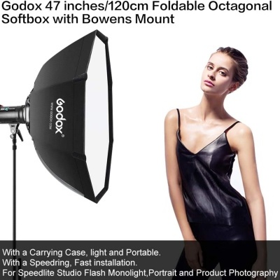 Softbox octogonal preto com rebordo branco ao lado de mulher vestindo blusa preta brilhante