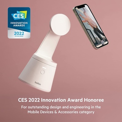 Suporte de carregamento sem fios branco Belkin com telemóvel próximo