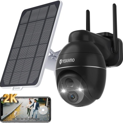 Câmara de vigilância preta com painel solar e smartphone mostrando vídeo 2K