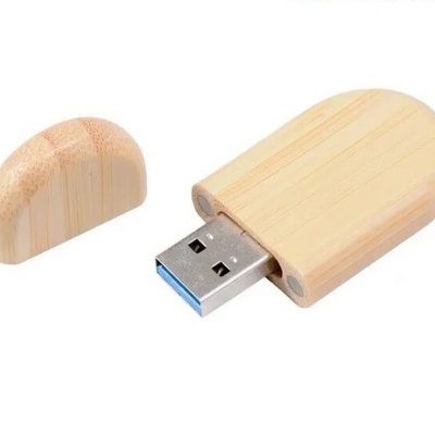 Pen drive de madeira clara com capa removível e conector USB exposto
