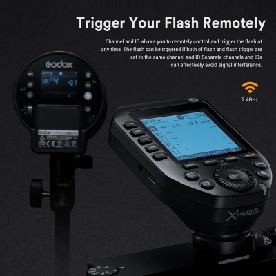 Dispositivos Godox para controlo remoto de flash fotográfico com visor azul e botões