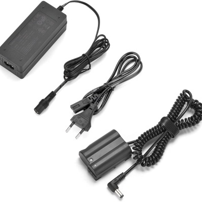 Adaptador de energia preto com cabos e fonte retangular