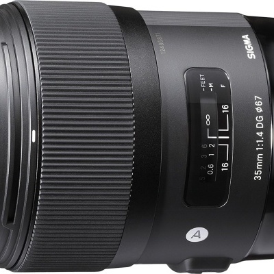 Objetiva fotográfica Sigma 35mm 1:1.4 DG 67 preta com marcas de distância.