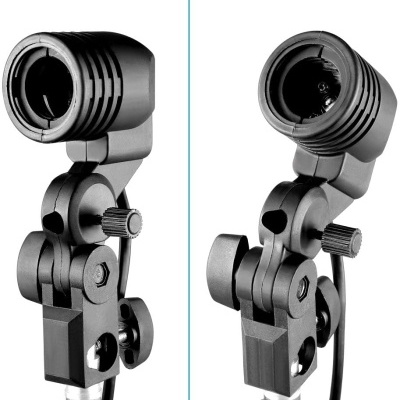 Duas lâmpadas pretas ajustáveis com suporte articulado em metal