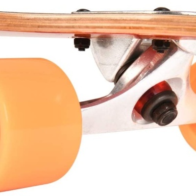 Skateboard com rodas laranja e eixo metálico
