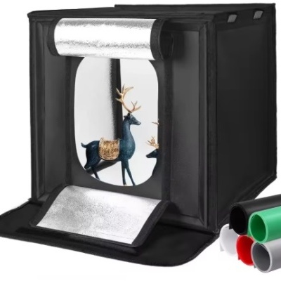 Caixa de fotografia portátil preta com fundos coloridos e miniaturas de rena