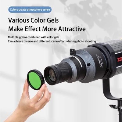 Mão segurando filtro verde junto a projetor de luz fotográfica com texto em inglês