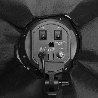 Parte traseira do suporte de lâmpada para estúdio fotográfico preto com interruptores e cabo