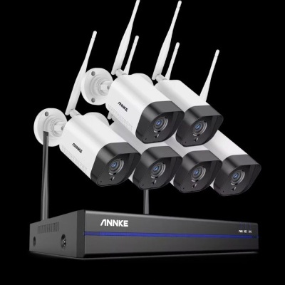 Seis câmaras de vigilância brancas com antenas sobre um equipamento preto ANNKE