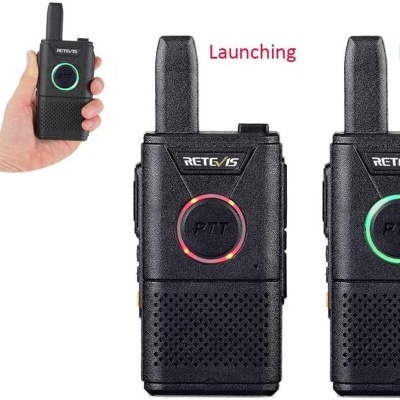 Dois rádios portáteis Retevis com luzes LED circulares vermelha e verde