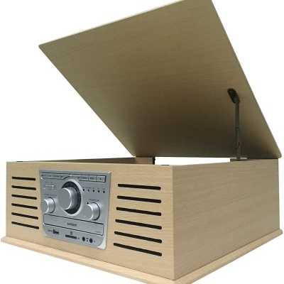 Leitor de vinil em madeira clara com painel prateado e tampa aberta