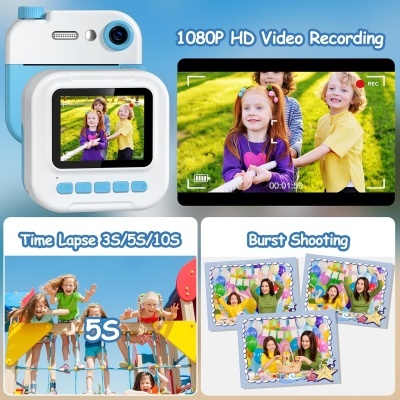 Câmara digital infantil azul claro com ecrã e lentes, e funcionalidades visíveis em ambiente com crianças