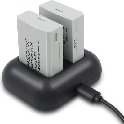 Carregador de bateria preto com duas baterias cinzentas ENEGON EP-15