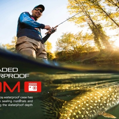 Homem pescando perto de um grande peixe subaquático com árvores e sol ao fundo