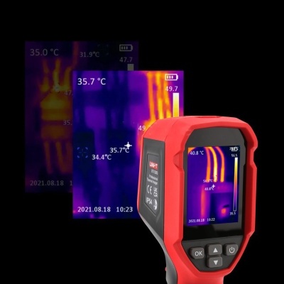 Termovisor portátil vermelho com ecrã térmico colorido e marcações de temperatura.