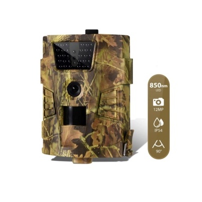 Câmara de vigilância camuflada com informações técnicas ao lado