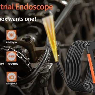 Endoscópio industrial preto com ecrã a mostrar engrenagem em fundo de máquina metálica