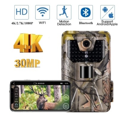 Câmera de vigilância camuflada com funcionalidades e telemóvel mostrando veado