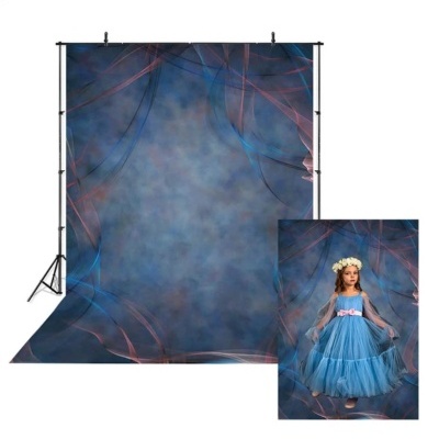 Fundo fotográfico abstrato azul, cinza e rosa montado em estrutura metálica.