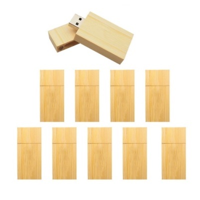 Pen drives de madeira clara com capa destacável e ficha USB visível.
