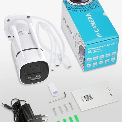 Câmara de segurança branca com acessórios e caixa azul e branca