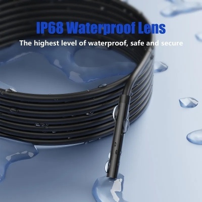 Cabo preto enrolado com lente impermeável e gotas de água