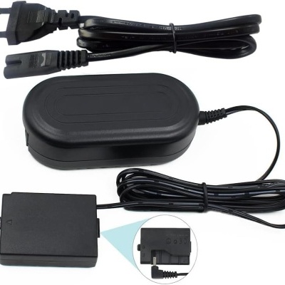 Adaptador de energia com cabo e bateria preta em fundo branco