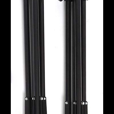 Dois tripés fotográficos de metal preto dobrados