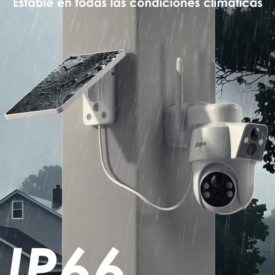 Câmara de segurança exterior branca com painel solar na parede sob chuva intensa