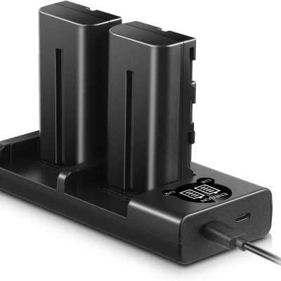 Carregador preto com dois compartimentos para baterias e visor digital