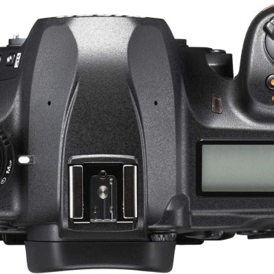 Vista superior de câmara fotográfica DSLR preta com botões e ecrã digital